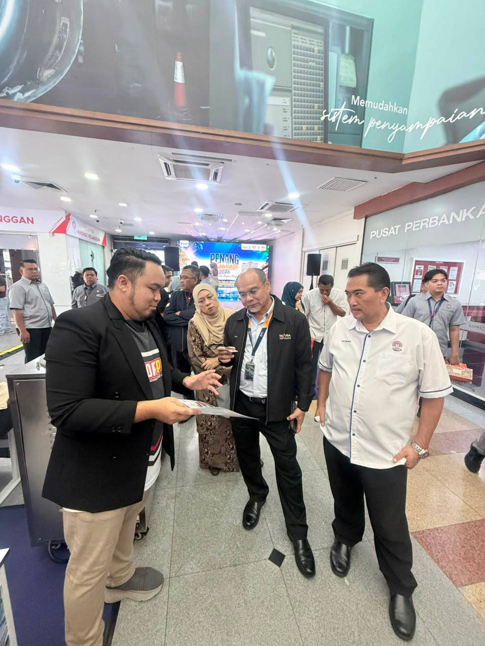Pengunjung di booth Waffiy Industries
